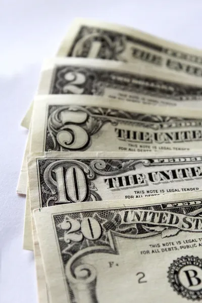 Beyaz bir arka plan üzerinde izole dolarlık banknotlar — Stok fotoğraf
