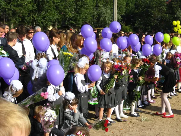 Діти з квітами і повітряними кулями на свято 1 вересня — стокове фото