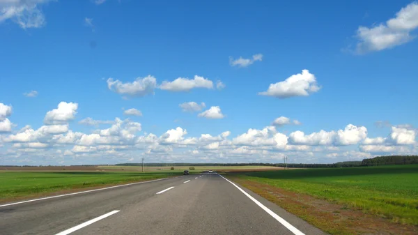 Estrada asfaltada e o céu azul — Fotografia de Stock