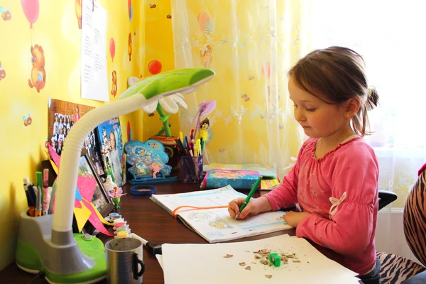 Fille l'écolière apprend des leçons à la table — Photo