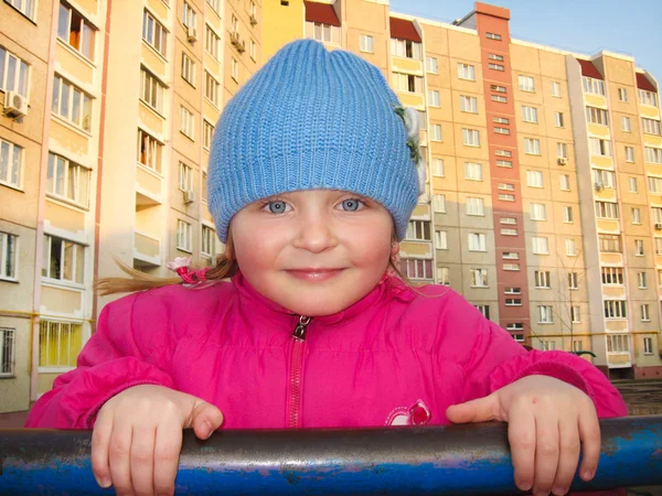 Niebieskooka dziewczyna na drążku — Zdjęcie stockowe