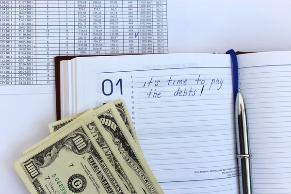 In einem Notizbuch über Schulden aufschreiben — Stockfoto