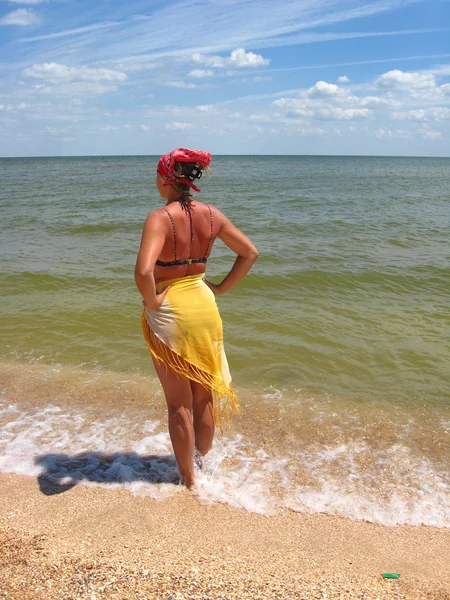 Dziewczynę stojącą w morzu — Zdjęcie stockowe