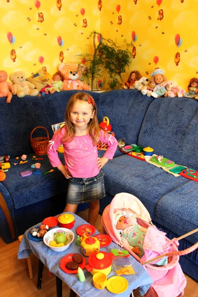 Μικρό κορίτσι που παίζουν με τα παιχνίδια στο δωμάτιό της — Φωτογραφία Αρχείου