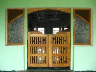 İnek çocuk kapıyı