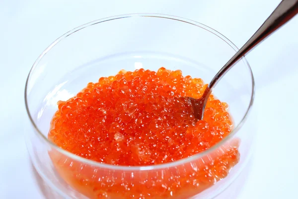 Caviar vermelho em uma chapa com a colher — Fotografia de Stock