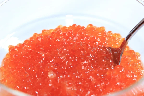 Caviar vermelho em uma chapa com a colher — Fotografia de Stock
