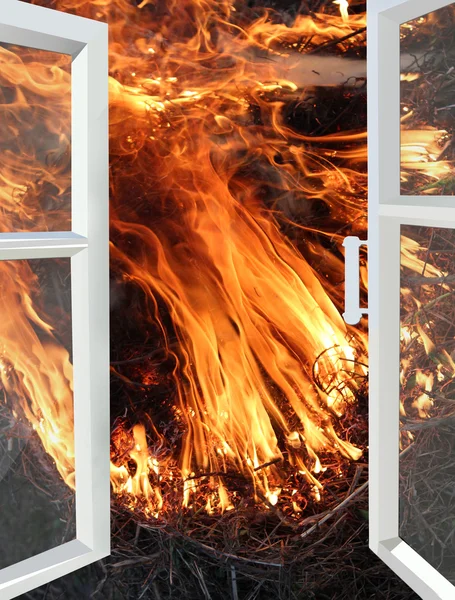 Janela aberta para o fogo — Fotografia de Stock