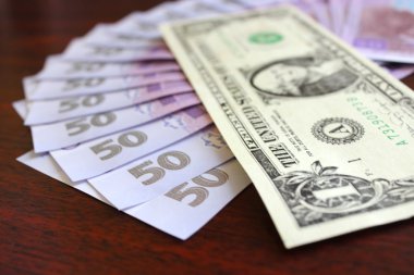 koyu arka plan üzerinde izole dolar ve grivnas banknotlar