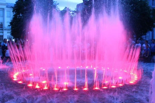 Kolorowej fontanny w parku miejskim — Zdjęcie stockowe