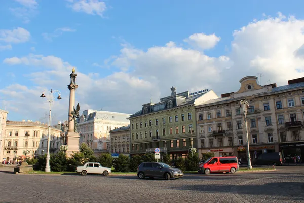 Vista para a praça de Mickiewicz na cidade de Lviv — Fotografia de Stock