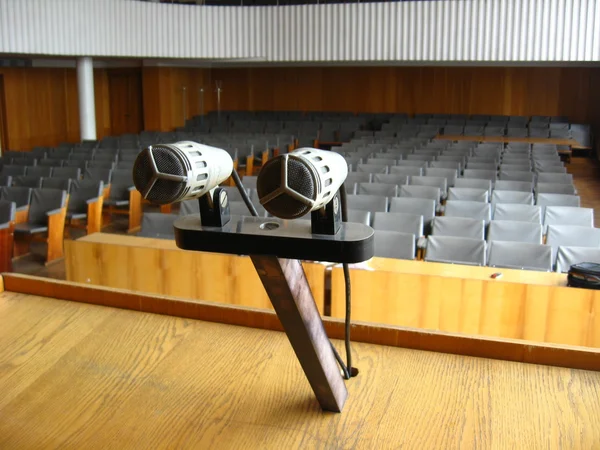 Par de microfones no salão grande — Fotografia de Stock