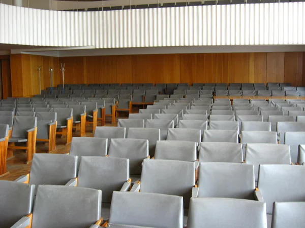 Конференц-зал с темными стульями — стоковое фото