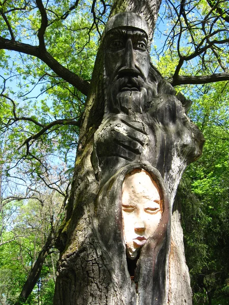 Escultura de un personaje cortado de un árbol —  Fotos de Stock