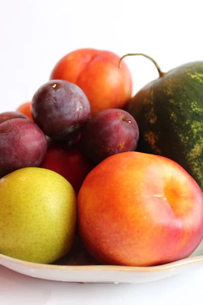 Stilleven uit watermeloen, peren, pruimen en nectarine — Stockfoto