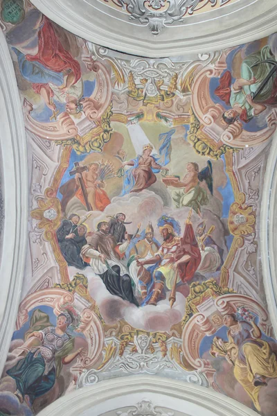 Tintas magníficas no teto da igreja — Fotografia de Stock