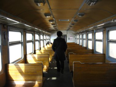 Elektrikli tren arabanın içinde adam