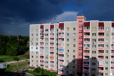 multistorey modern ev ve çok karanlık yağmurlu bulutlar