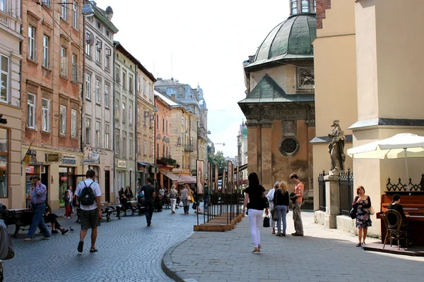 Ulice ve Lvově s útulnou kavárnu — Stock fotografie