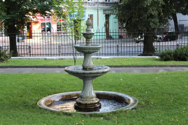 Byggandet av fontänen i stadsparken — Stockfoto