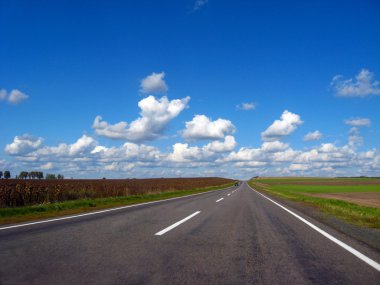 Asfaltlı yol ve mavi gökyüzü