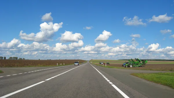 Асфальтированная дорога и голубое небо — стоковое фото
