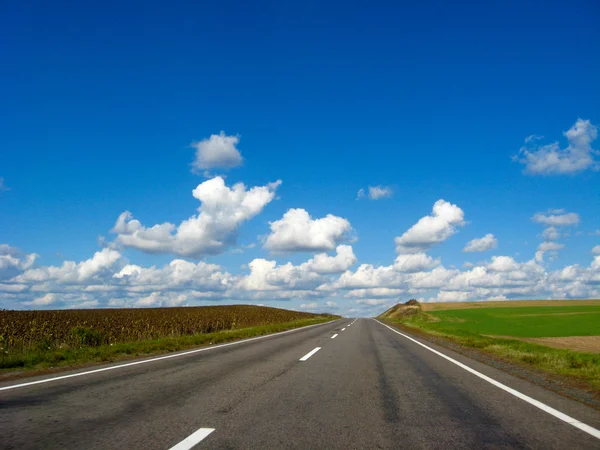 La strada asfaltata e il cielo blu — Foto Stock