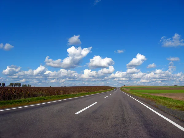 Strada asfaltata e il cielo blu — Foto Stock