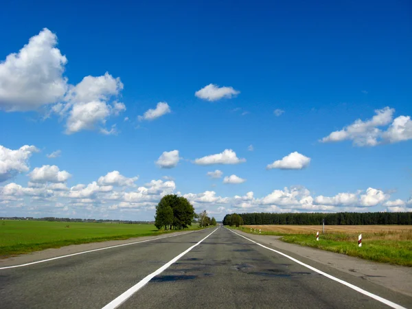 アスファルト道路と青空 — ストック写真