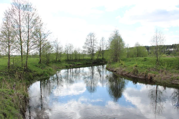 Piękny krajobraz z rzeką — Zdjęcie stockowe