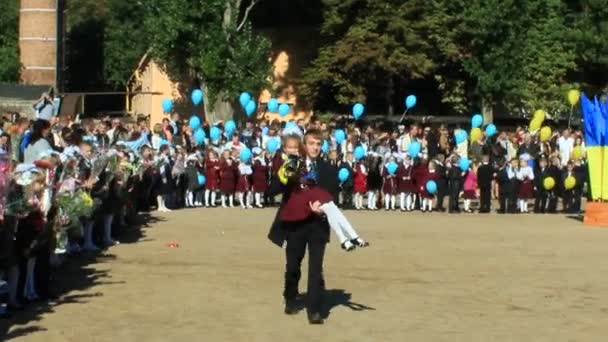 Barn med ballonger på semester den 1 september — Stockvideo