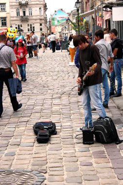 müzisyen, lvov sokakta gitar çalıyor.