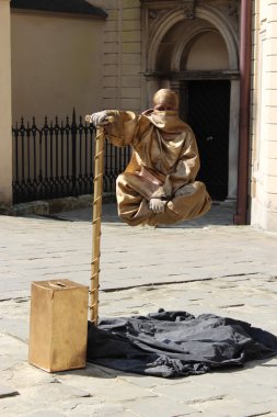 eşsiz adam sokakta Lvov havada asılı