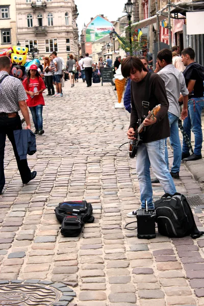 Musician plays guitar in the street of Lvov — Stock Photo, Image