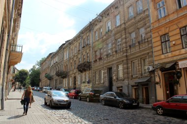 lvov sokakta park edilmiş arabalar