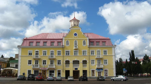 Hermoso edificio en la zona en la ciudad de Chernigov — Foto de Stock