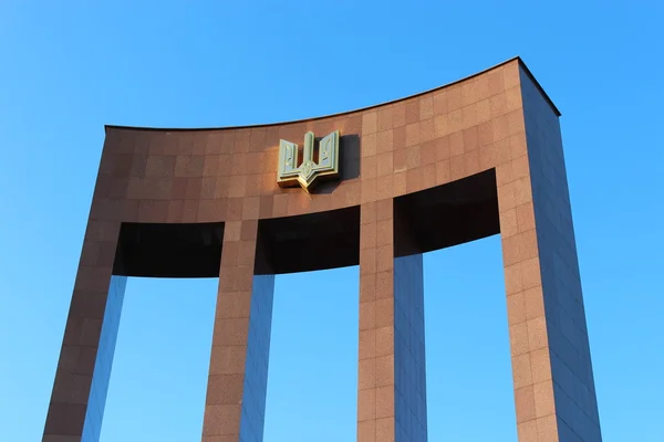 Grande monumento con tridente nella città di Lvov — Foto Stock