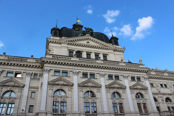 Conjunto arquitectónico de gran edificio en Lvov — Foto de Stock