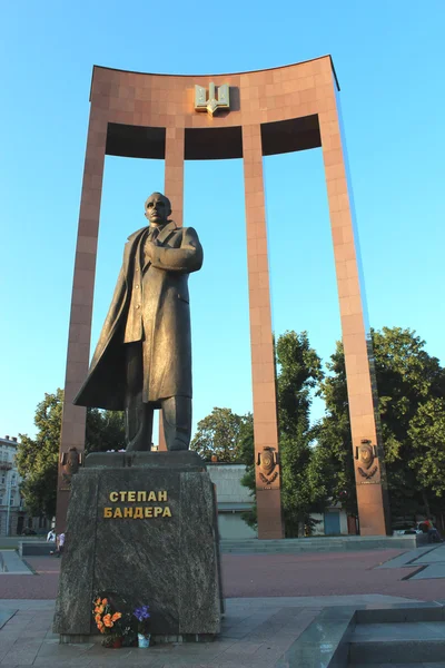 Monumento de S. Bandera e tridente na cidade de Lvov — Fotografia de Stock