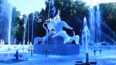 Çeşme ile güzel kuğu lvov Parkı içinde