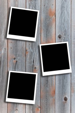 kurulları zemin üzerinde üç fotoğraf
