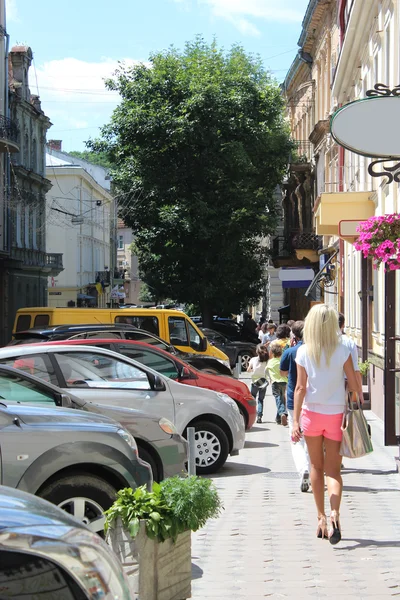 Street in Lvov with parked cars — Stock Photo, Image
