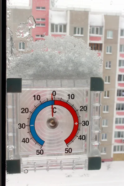 Thermometer with layer of snow showing two degrees — Stock Photo, Image