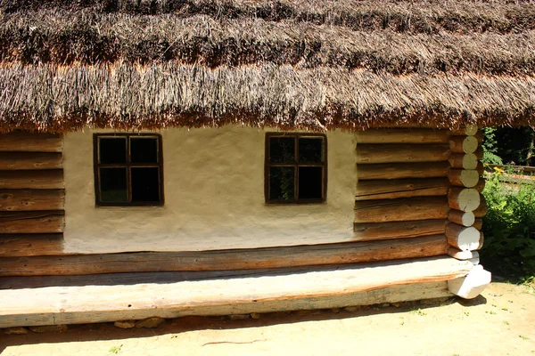 Ancienne maison rurale dans la région des Carpates — Photo