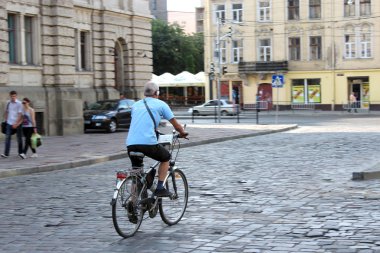 bisikletçi Lvov sokakta