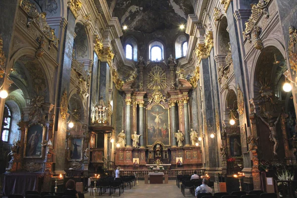 Всередині костелу єзуїтів у Львові — стокове фото