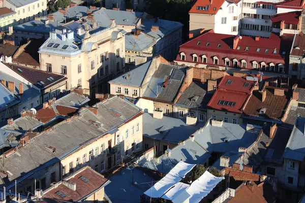 Melihat ke puncak rumah di kota Lvov — Stok Foto