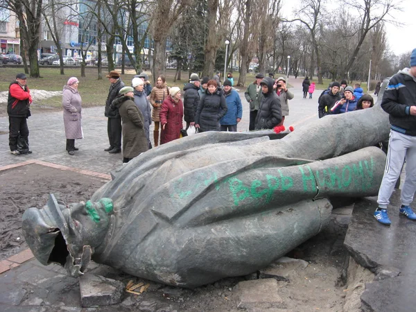 Monument jeté à Lénine à Tchernigov en Février 22, 2014 — Photo