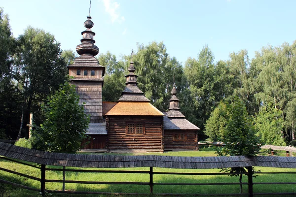 Schöne Holzkirche im Dorf der Westukraine — Stockfoto