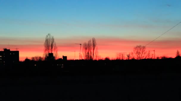 Рожевий захід сонця з вечірніми хмарами — стокове відео